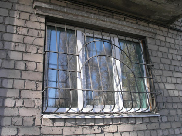 Решетки на окна — 100 фото готовых решений
